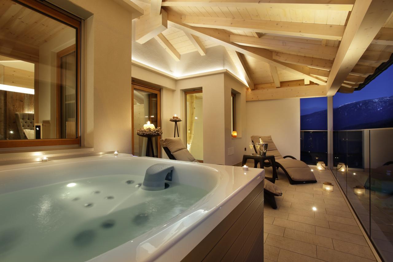 Suite mit Kingsize-Bett mit Whirlpool