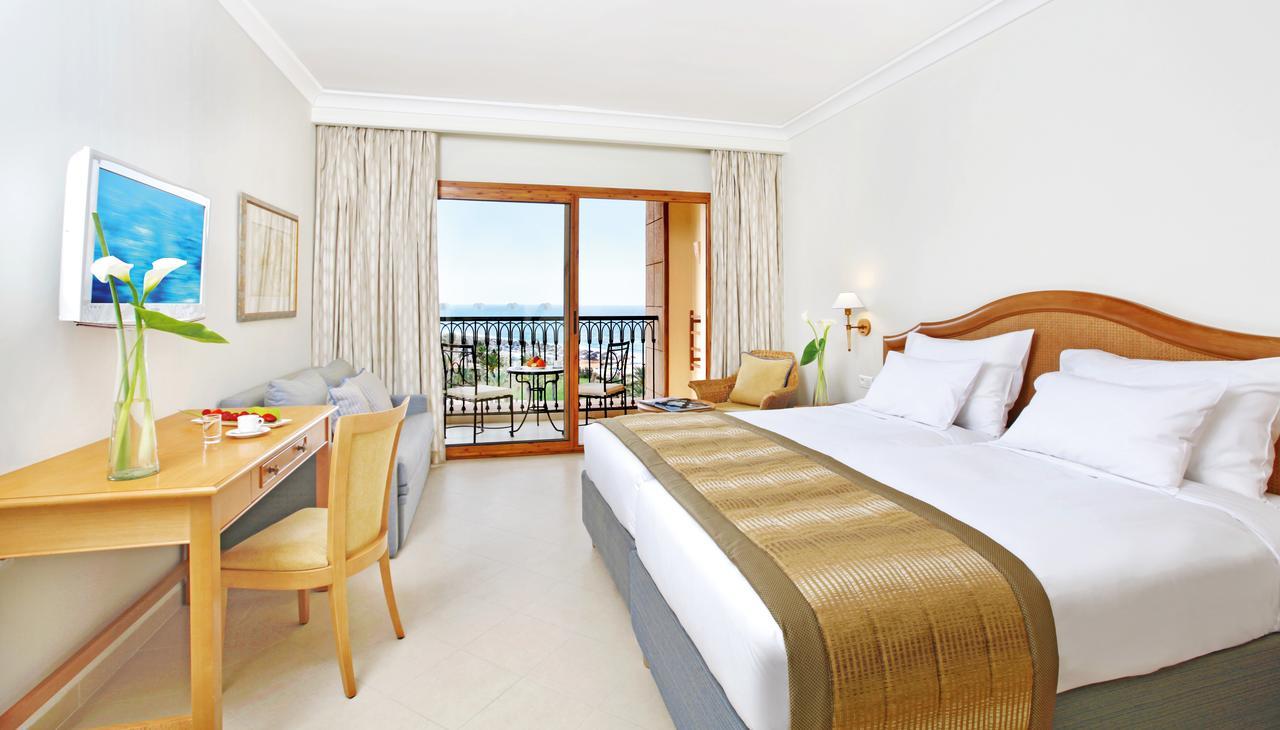 Classic Zimmer mit Kingsize-Bett und eingeschränktem Meerblick
