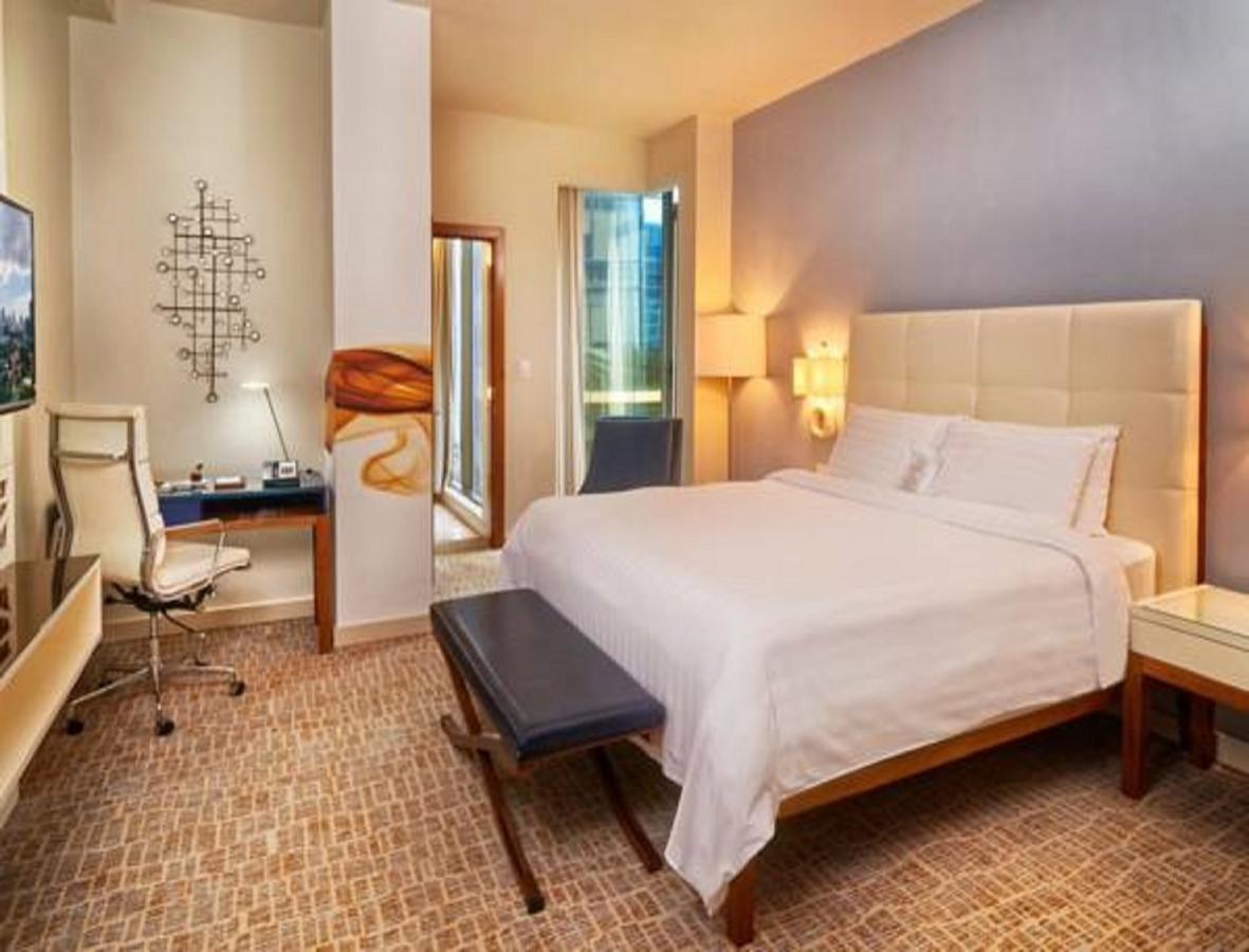 Zimmer mit Kingsize-Bett und Stadtblick