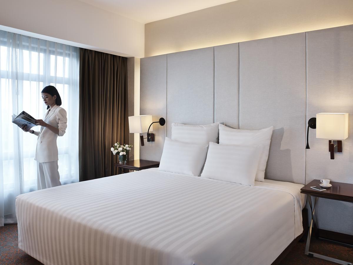 Executive Suite mit Kingsize-Bett, Wohnzimmer und Zugang zur Lounge