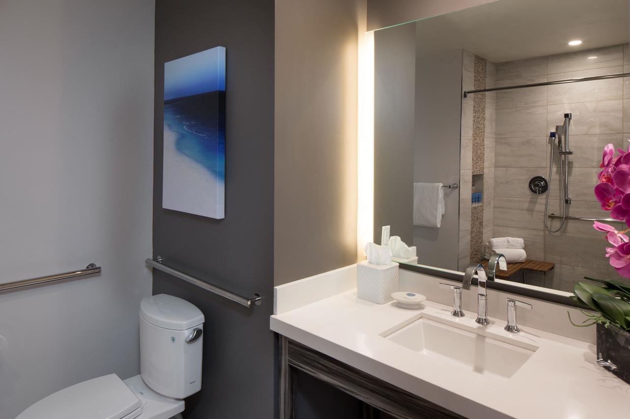 Junior Suite mit Kingsize-Bett und Blick auf den Golf