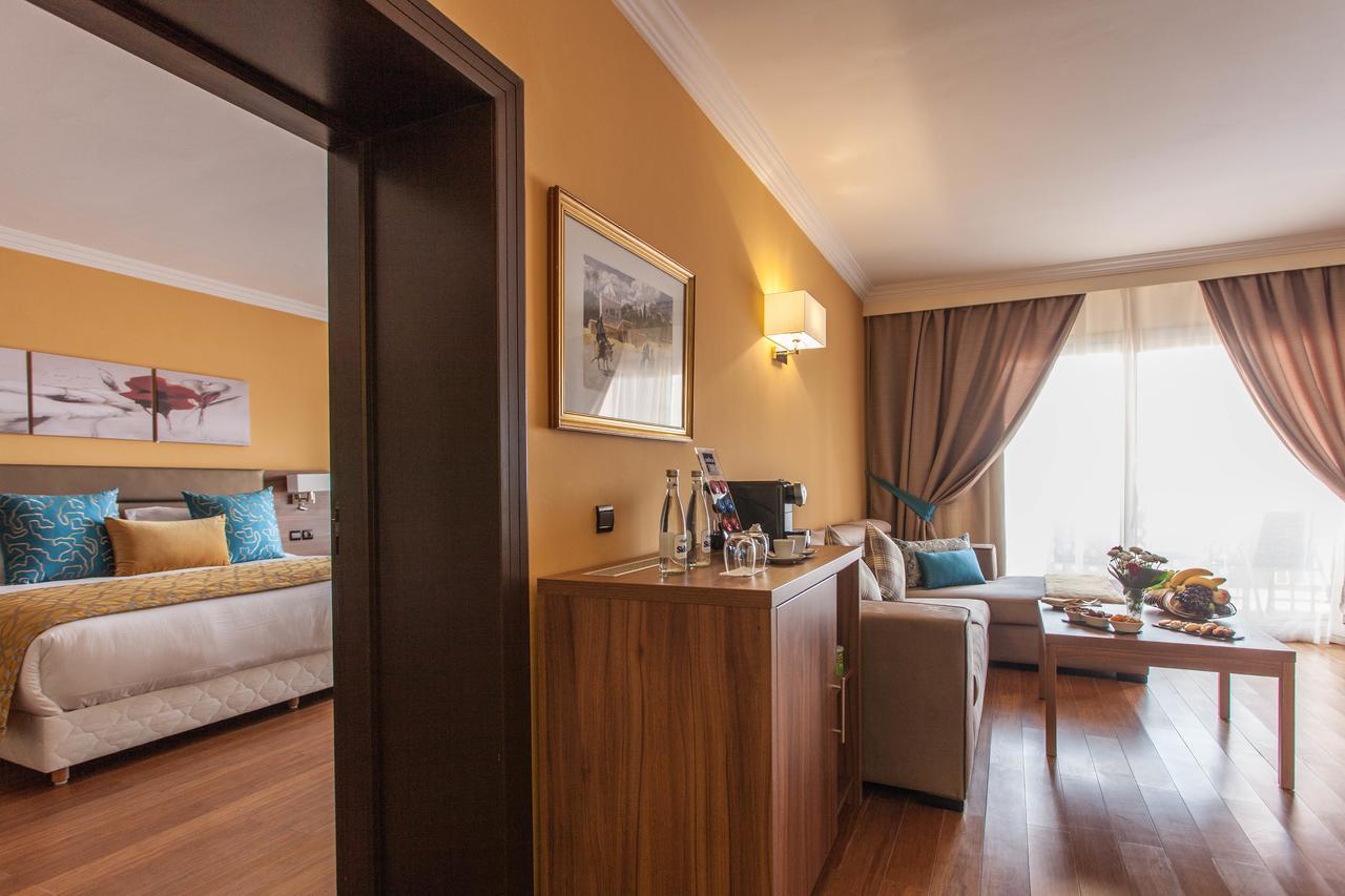 Prestige Suite mit 2 Doppelzimmern, Whirlpool und Poolblick