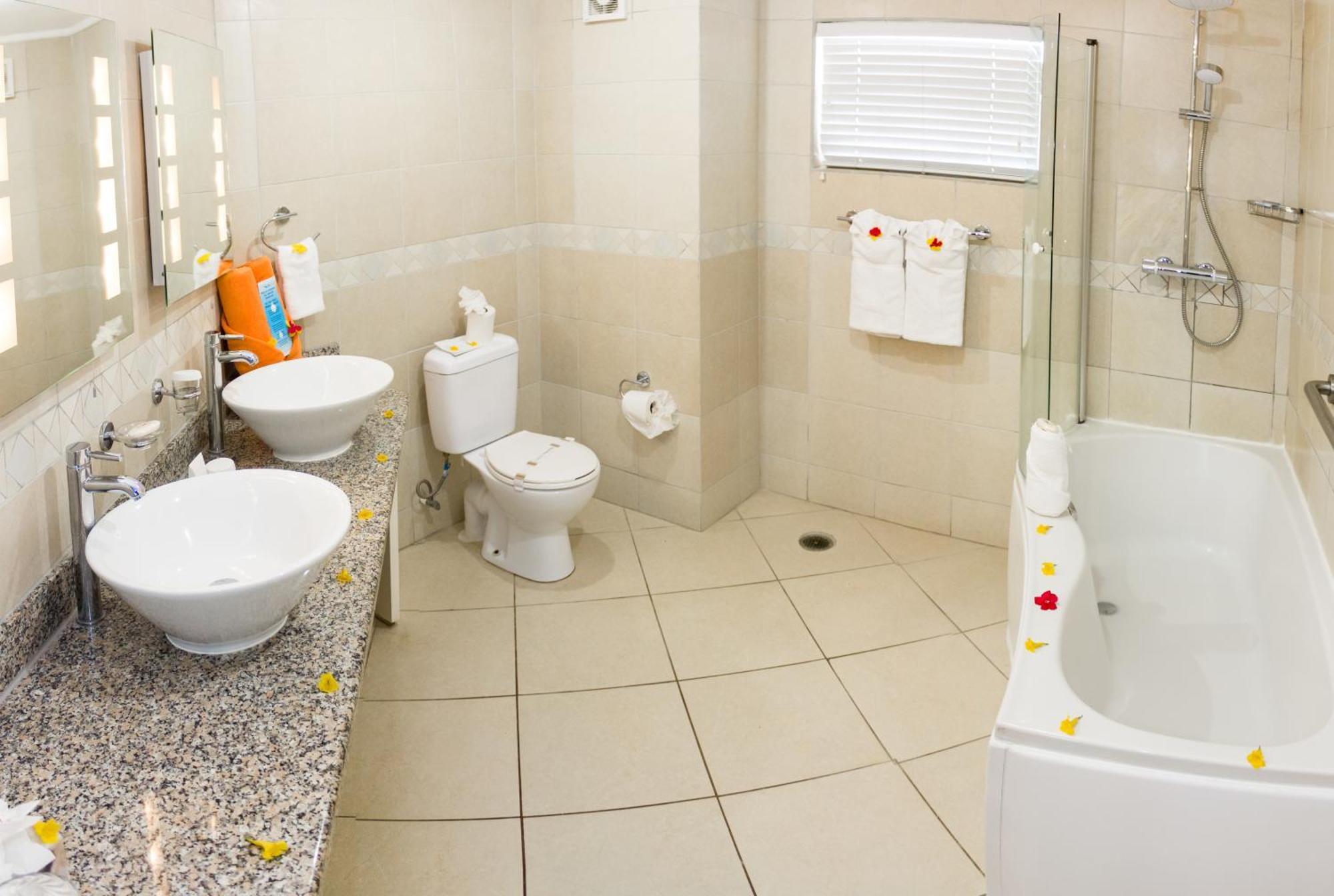 Suite mit 1 Schlafzimmer, Kingsize-Bett und Poolblick