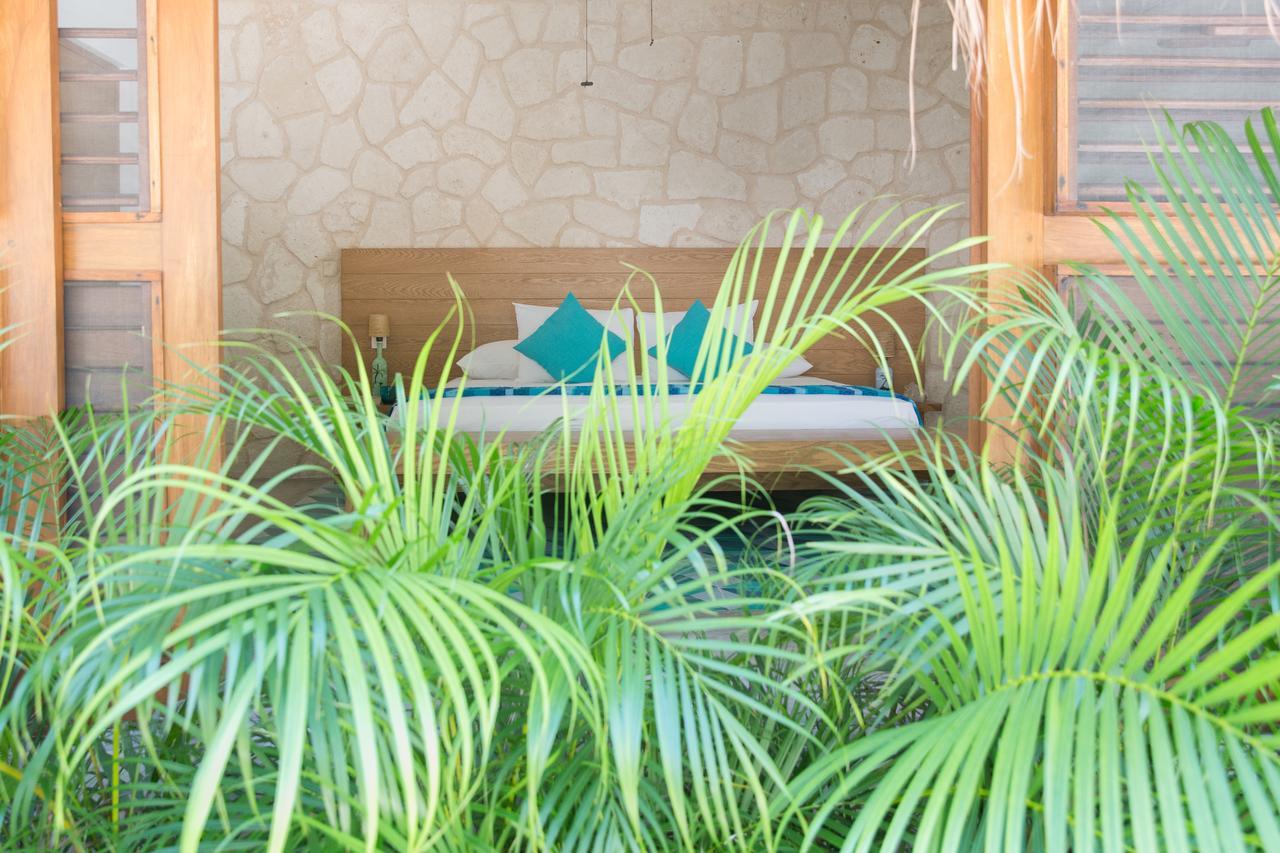 Zimmer mit Kingsize-Bett und Gartenblick.