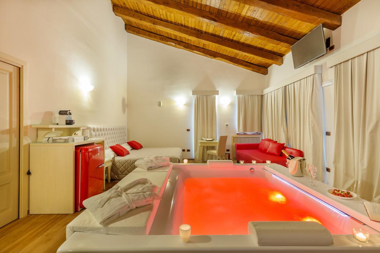 Suite mit Kingsize-Bett mit Whirlpool