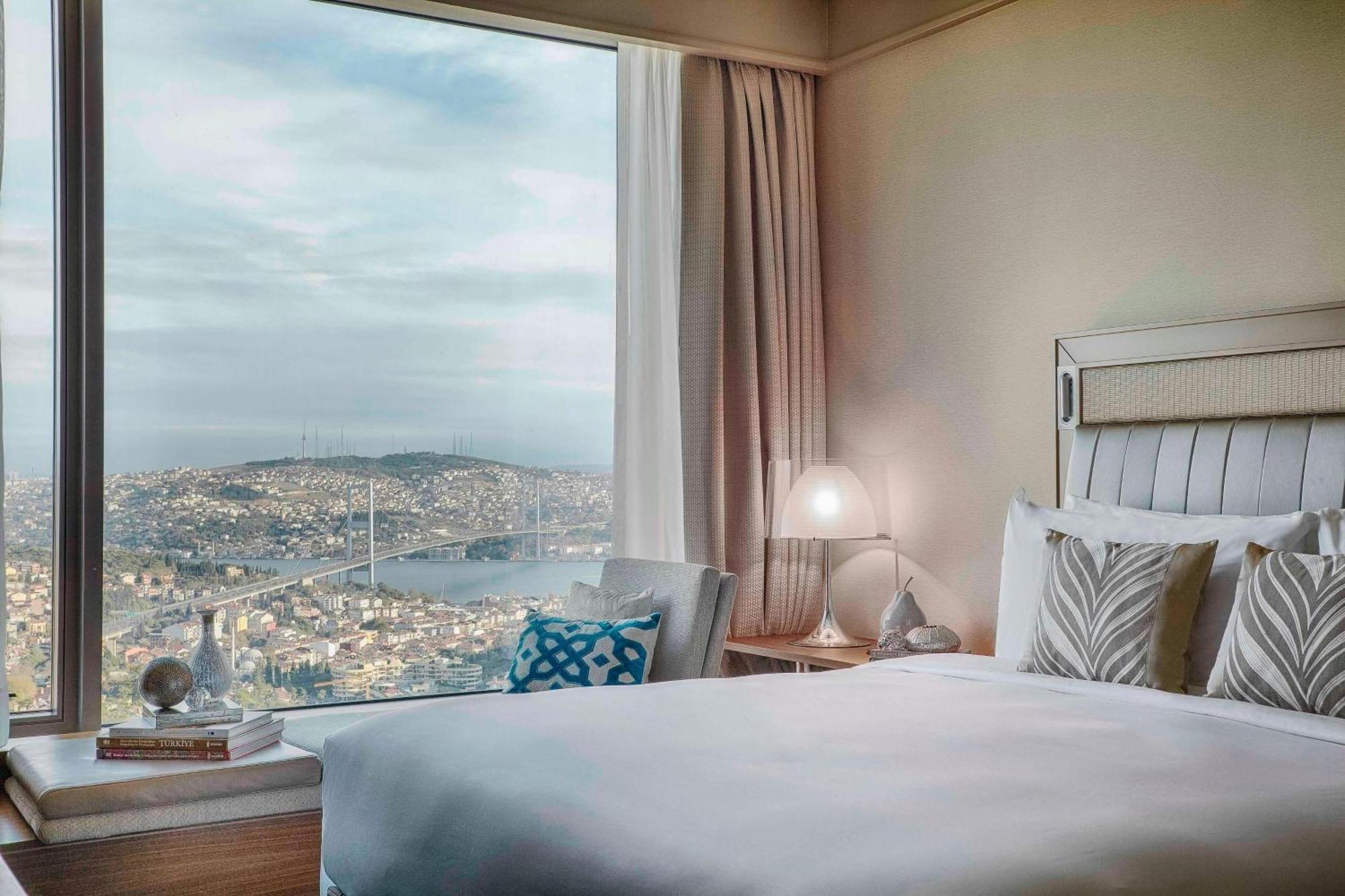 Deluxe Zimmer mit Kingsize-Bett und Blick auf den Bosporus