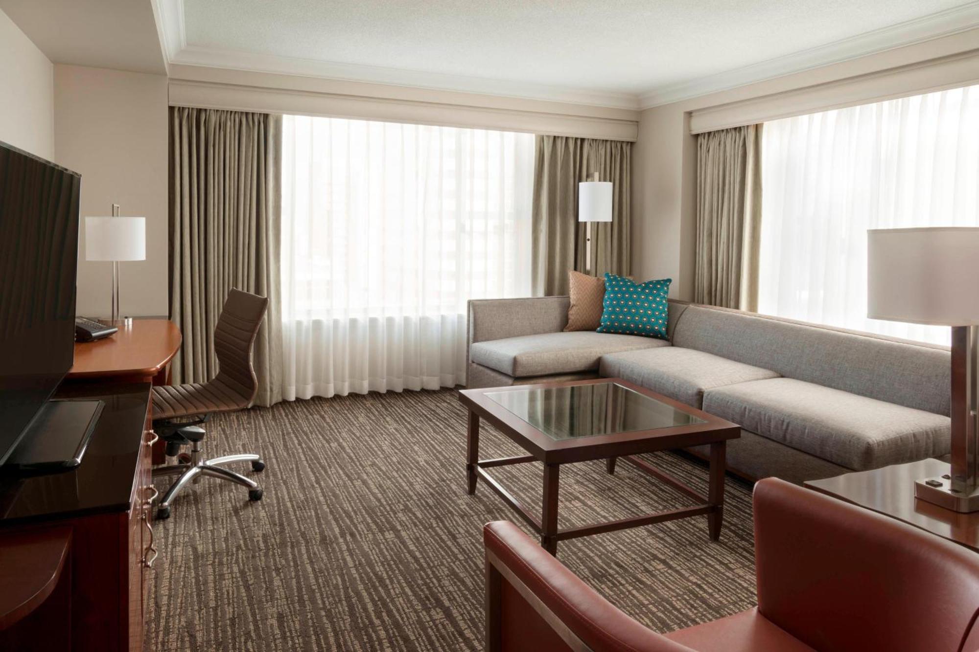 Suite mit 1 Schlafzimmer mit 1 Kingsize-Bett, Schlafsofa und Blick auf den Trinity Square