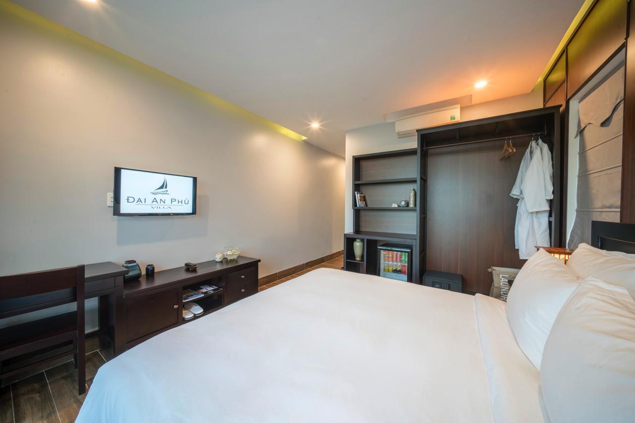 Zimmer mit Kingsize-Bett und Balkon