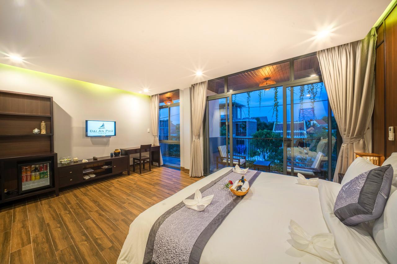 Suite mit Kingsize-Bett und Poolblick