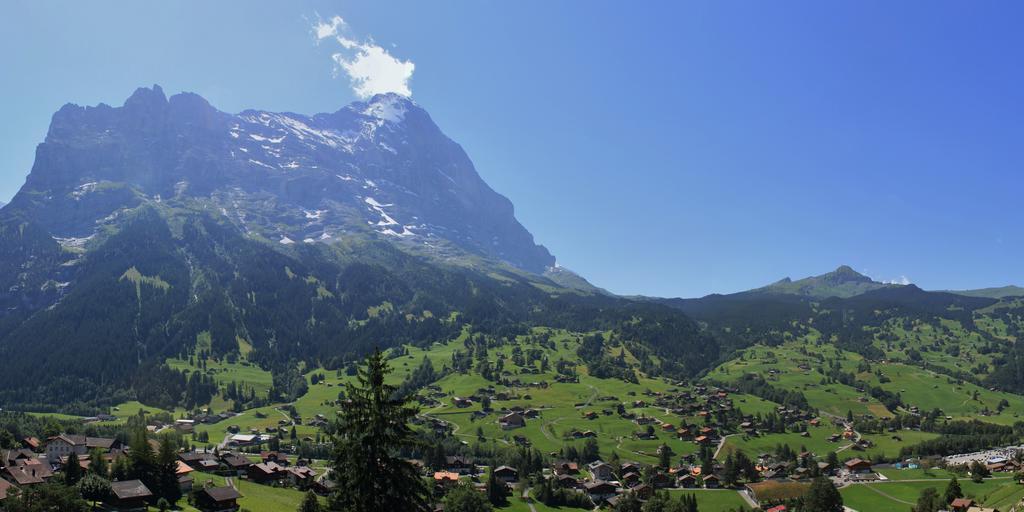 Classic Dreibettzimmer mit Blick auf den Eiger und Klimaanlage