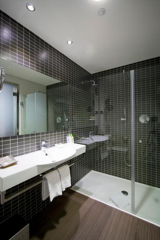 Double or Twin Room with free airport shuttle