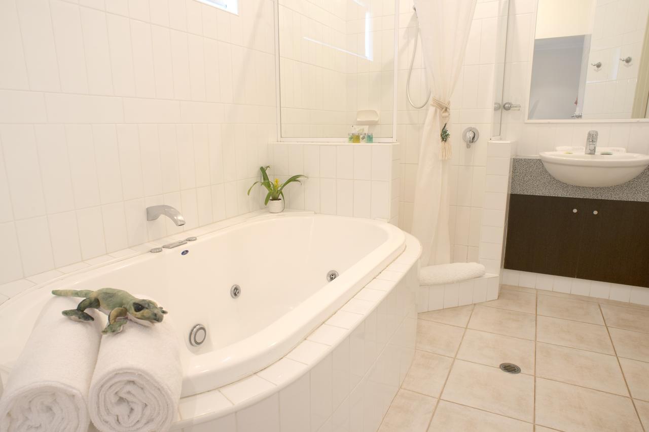 Zimmer mit Kingsize-Bett und Whirlpool