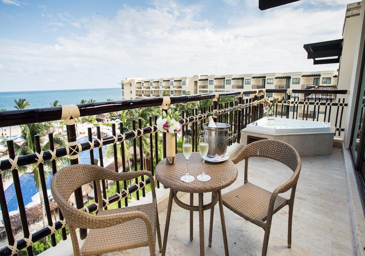 Zimmer Preferred Club mit Kingsize-Bett, Meerblick und Whirlpool im Freien - am Pool