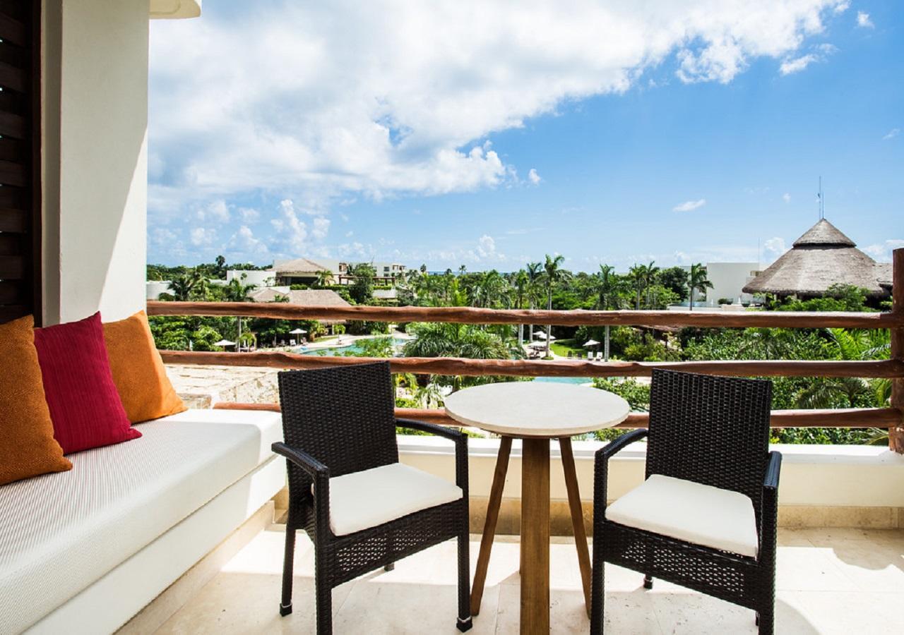 Junior Suite mit Kingsize-Bett und seitlichem Meerblick
