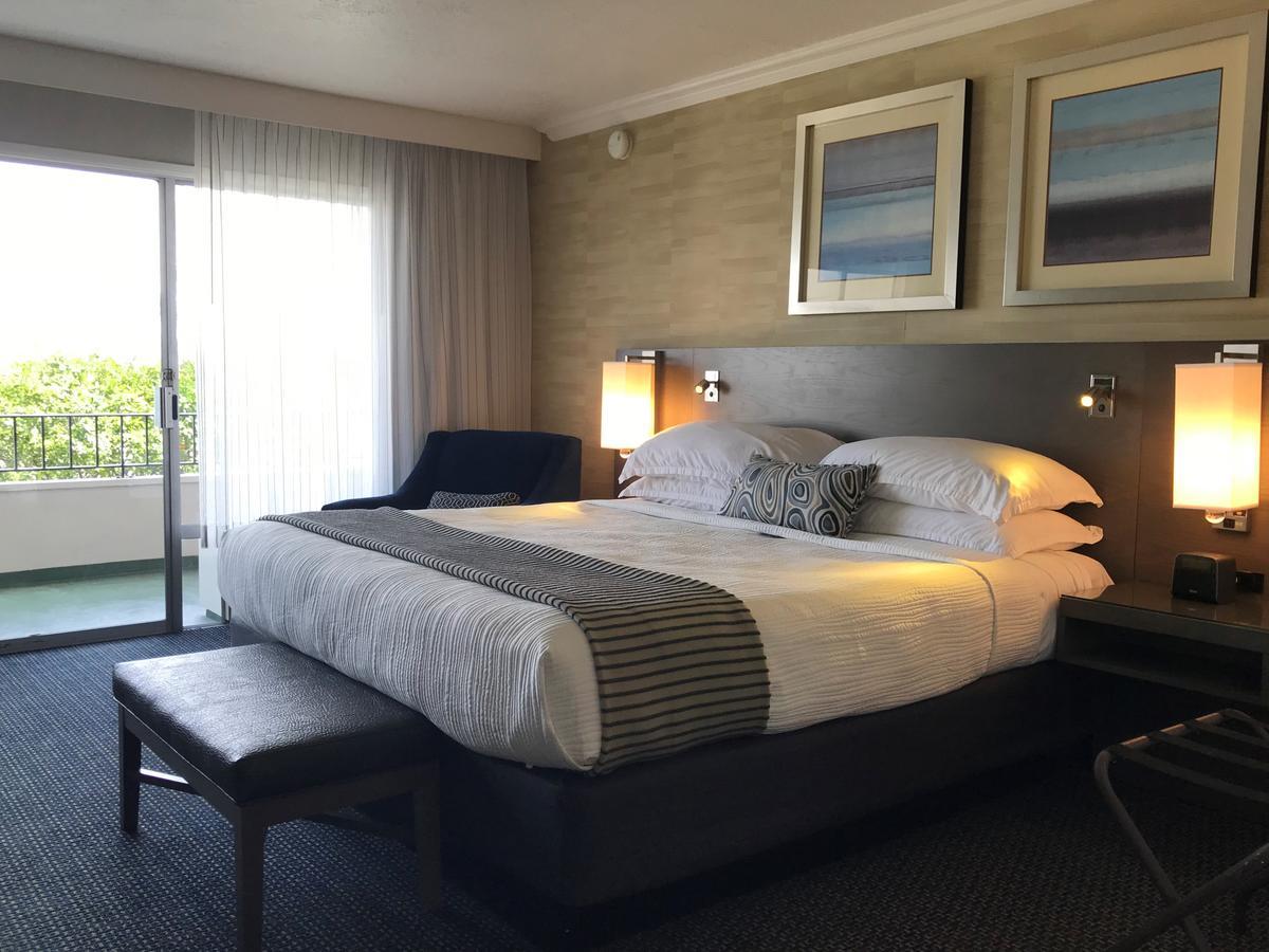 Zimmer mit Kingsize-Bett und Hafenblick