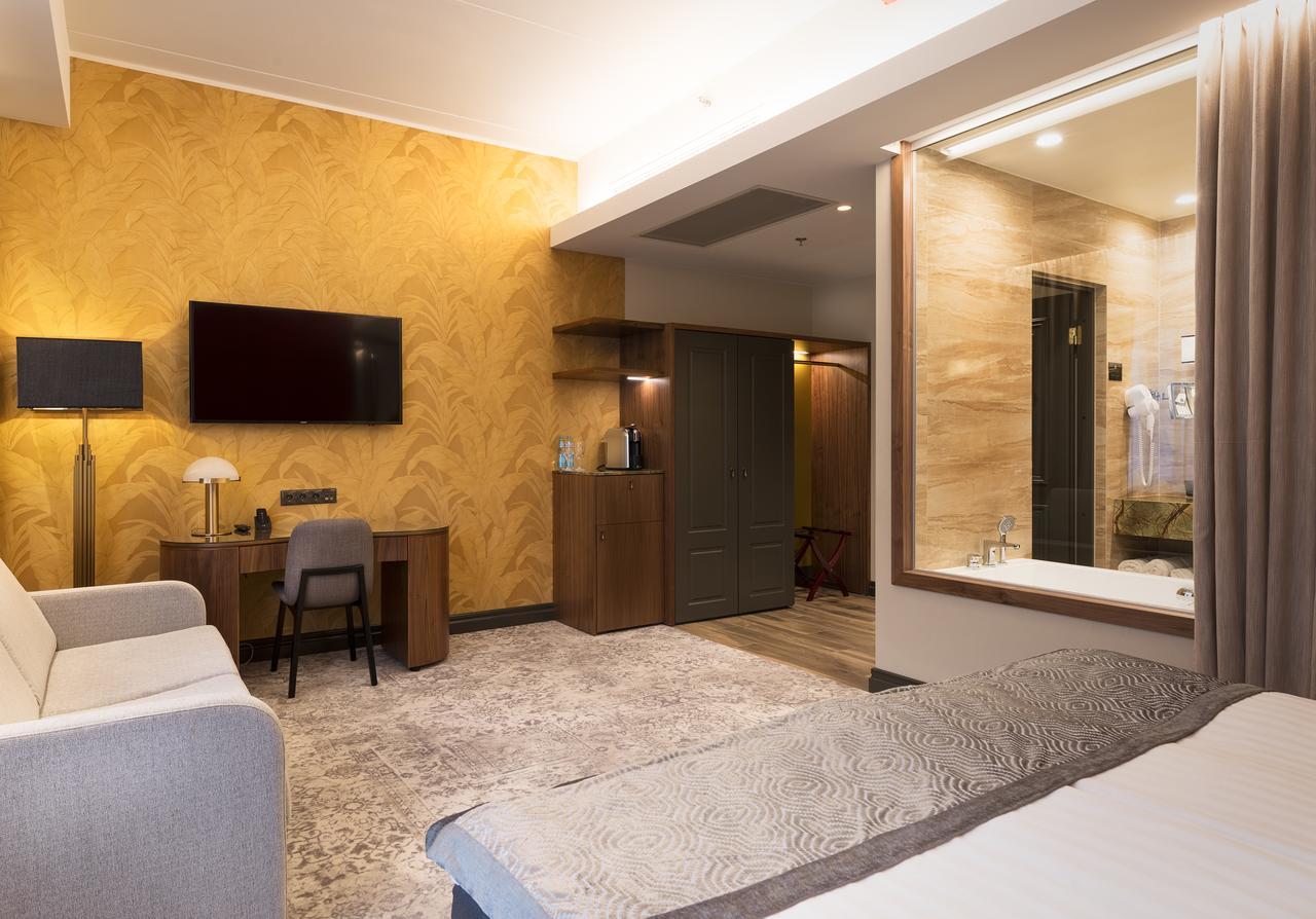 Deluxe Room with access to the V Spa water and sauna area