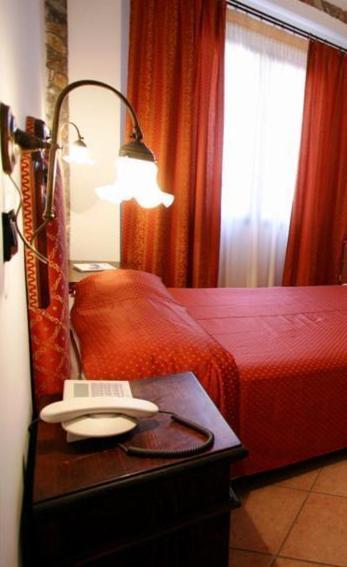 Doppelzimmer mit kleinem Doppelbett