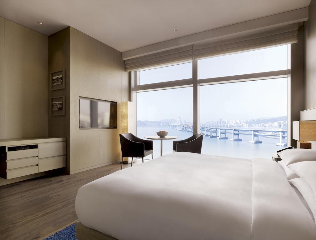 Zimmer mit Kingsize-Bett und Meerblick