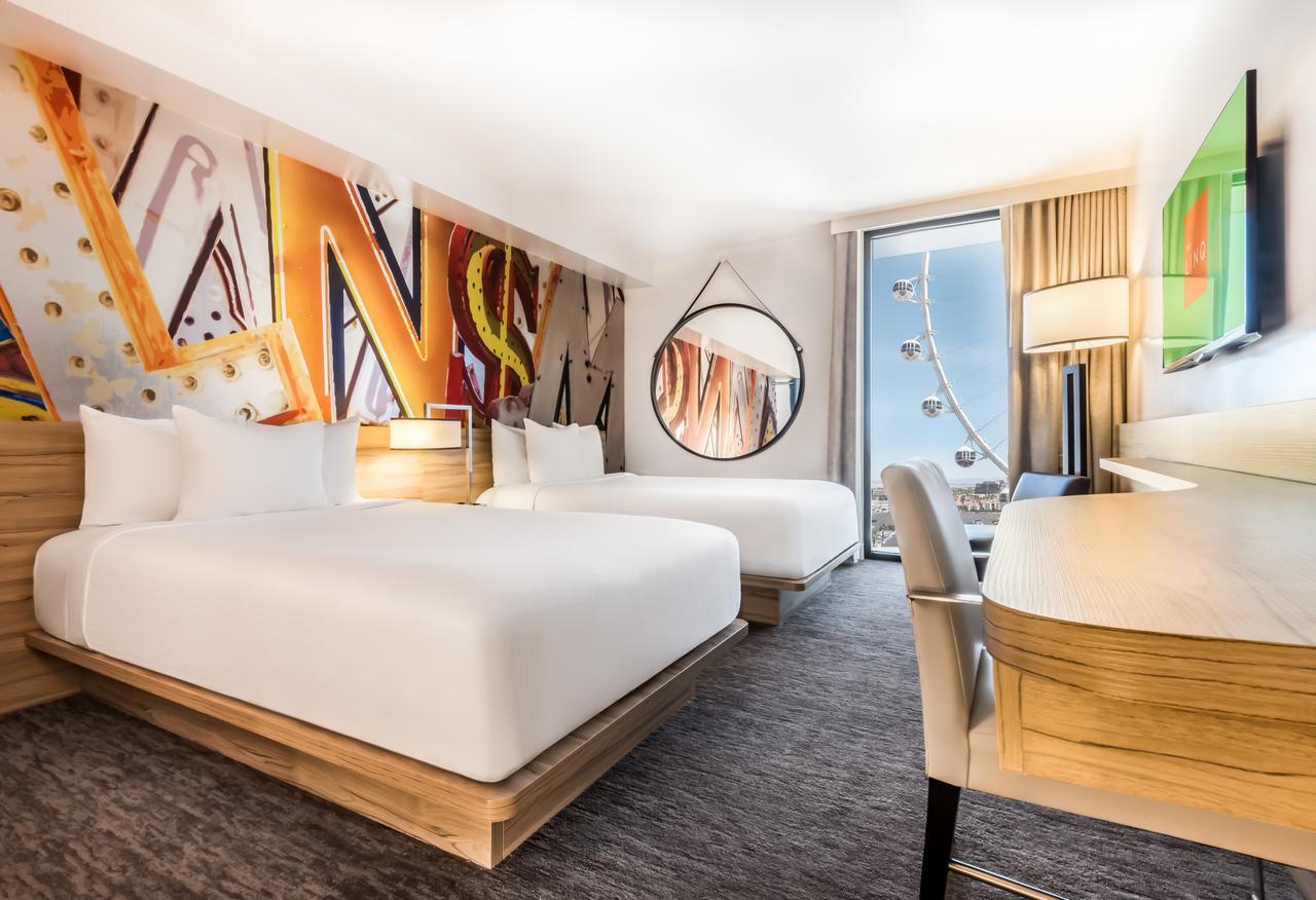 Deluxe Zimmer mit 2 Doppelbetten und Blick auf das Riesenrad High Roller
