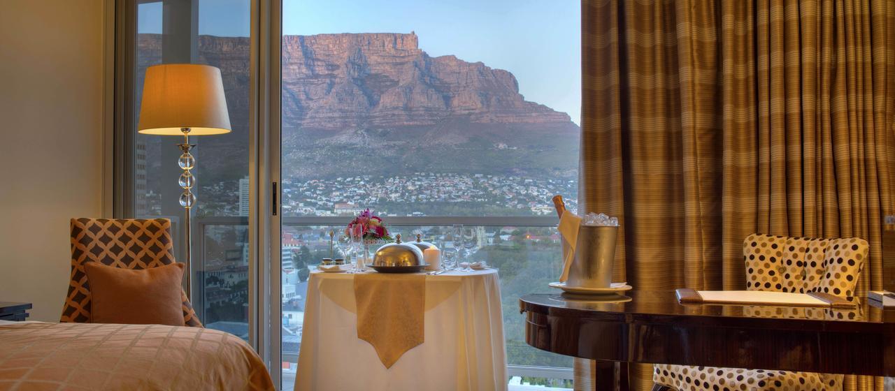 Luxuriöses Zimmer mit Kingsize-Bett und Bergblick - Turmflügel