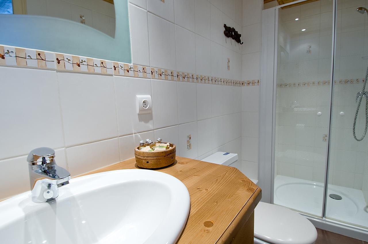 Doppel-/Zweibettzimmer mit Dusche