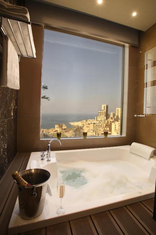 Edle Familiensuite mit 2 Schlafzimmern und Meerblick