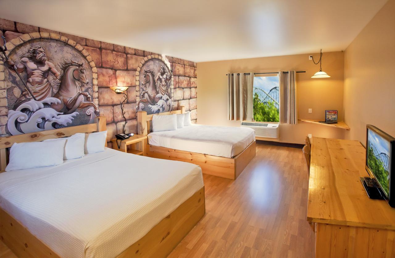 Resort Room 2 Queens includes water & theme park passes