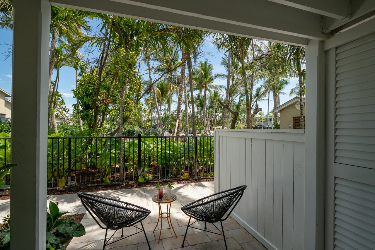 Junior Studio mit 1 Kingsize-Bett und Terrasse mit Blick auf den Golf