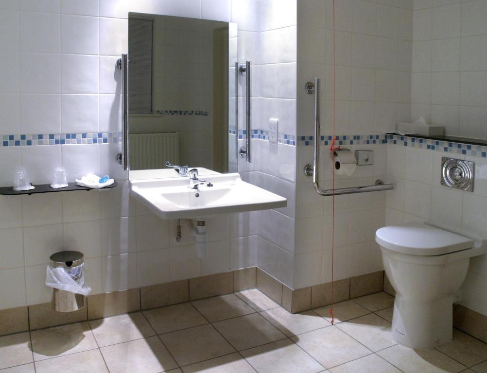 Doppelzimmer mit rollstuhlgerechter Dusche