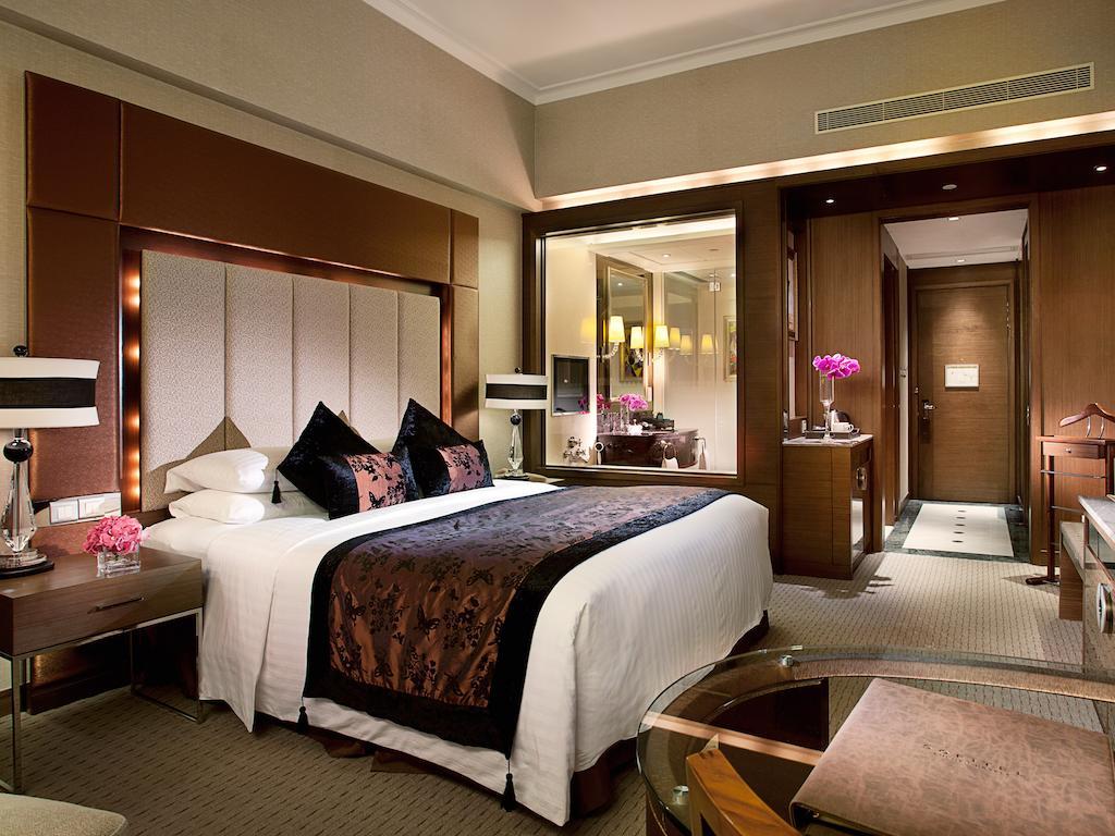 Luxuriöses Zimmer mit Kingsize-Bett und Flussblick