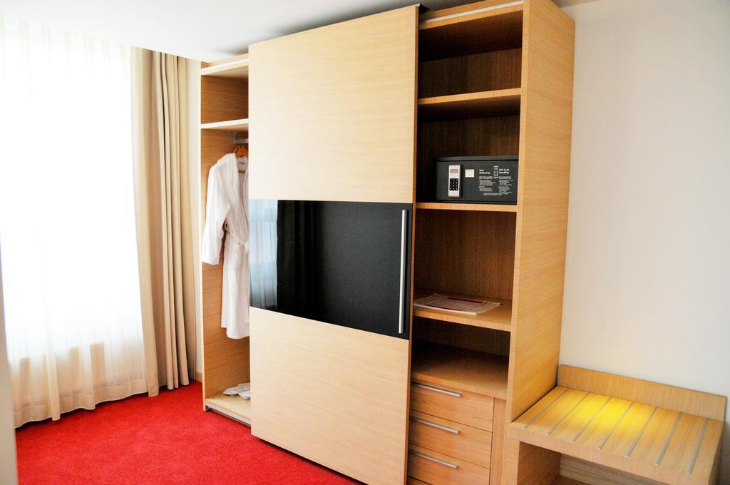 Luxury 1 King Bed Non-Smoking Suite with SPA Access