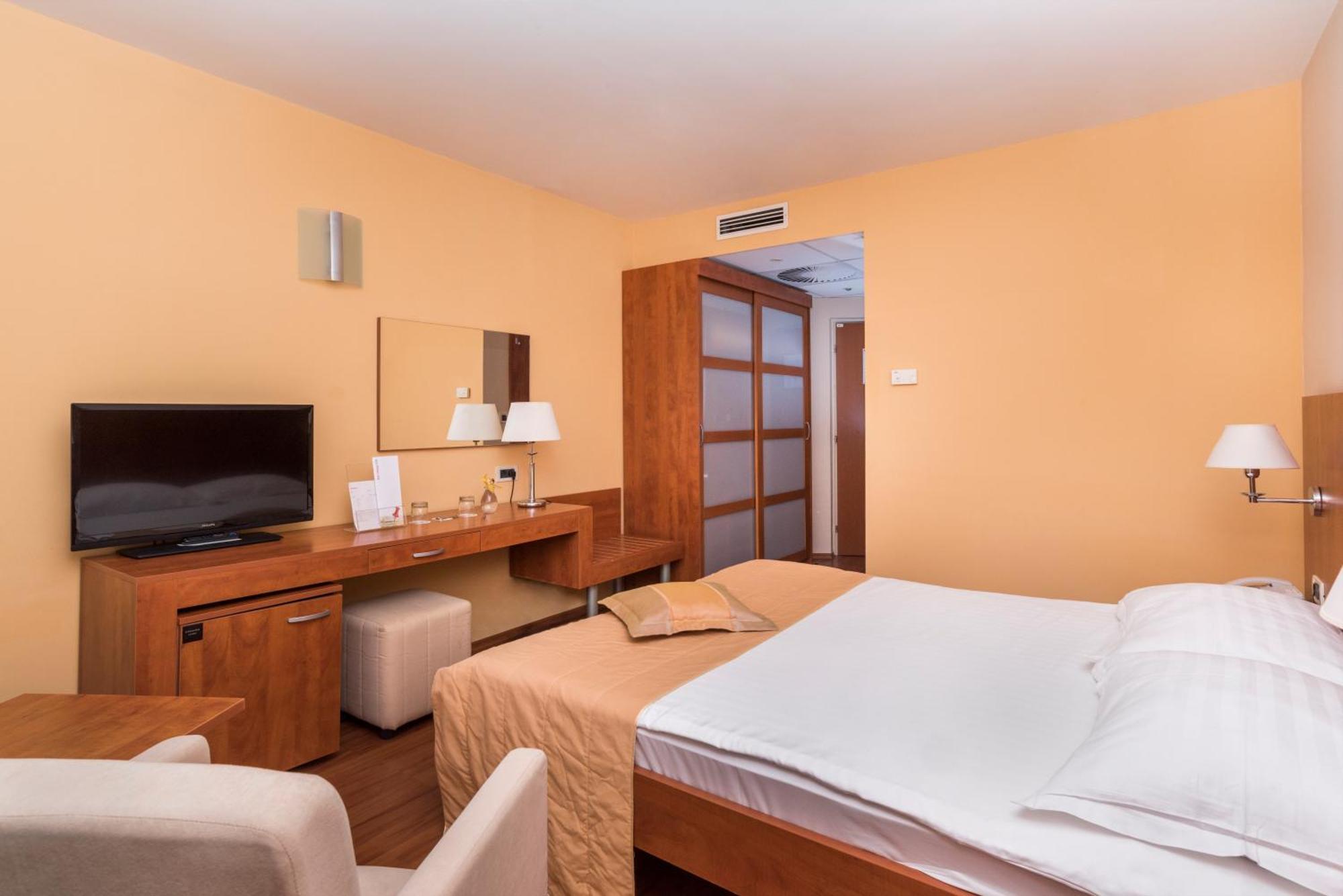 Economy Zimmer mit französischem Bett - Parkseite