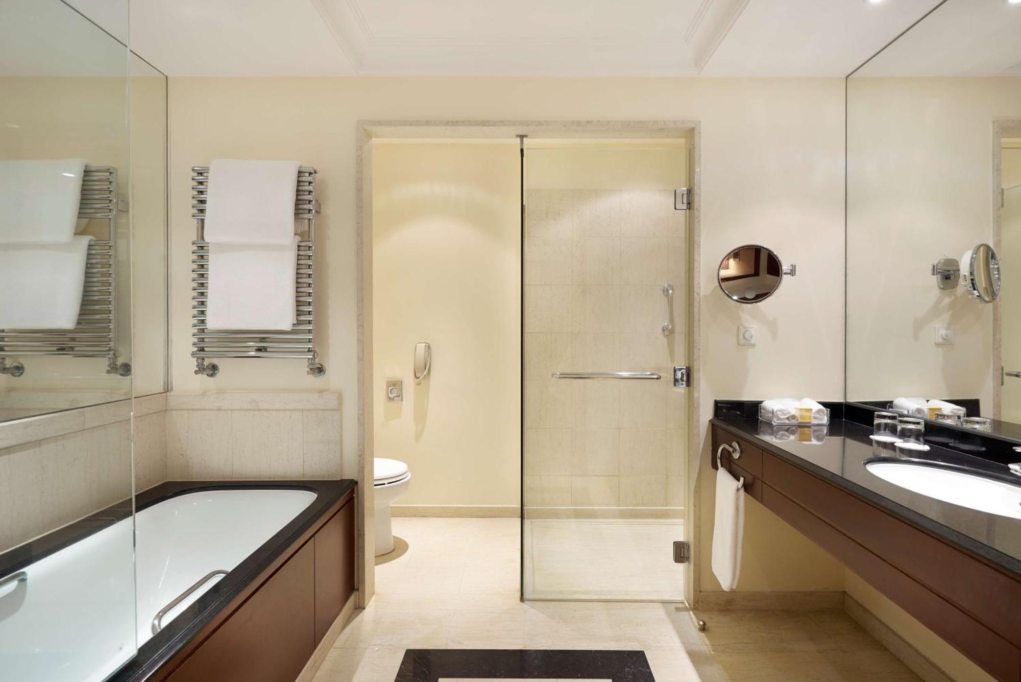Deluxe Zimmer mit Kingsize-Bett und Poolblick – Zugang zum Club