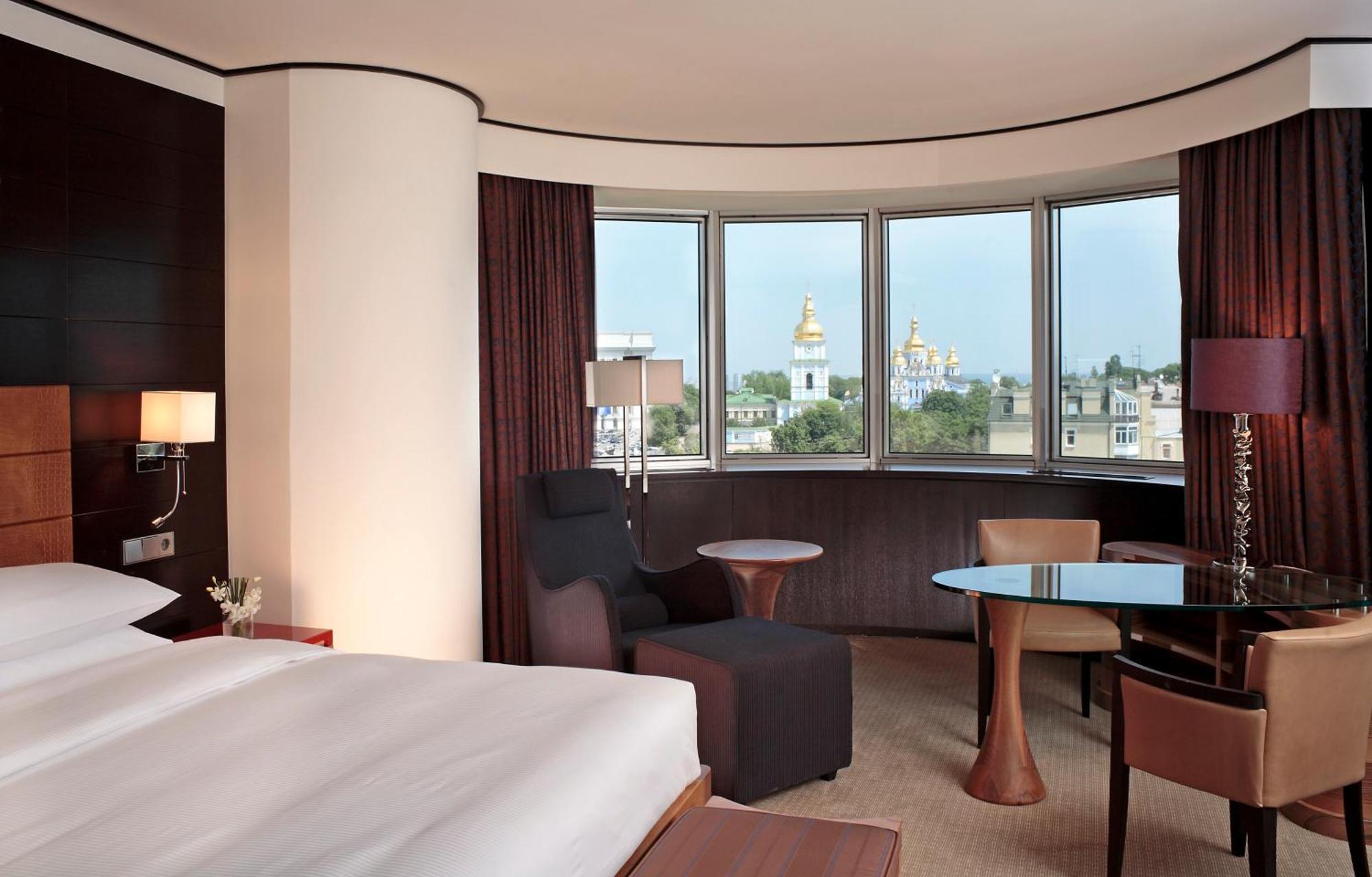 Zimmer mit Kingsize-Bett und Blick auf die Kathedrale
