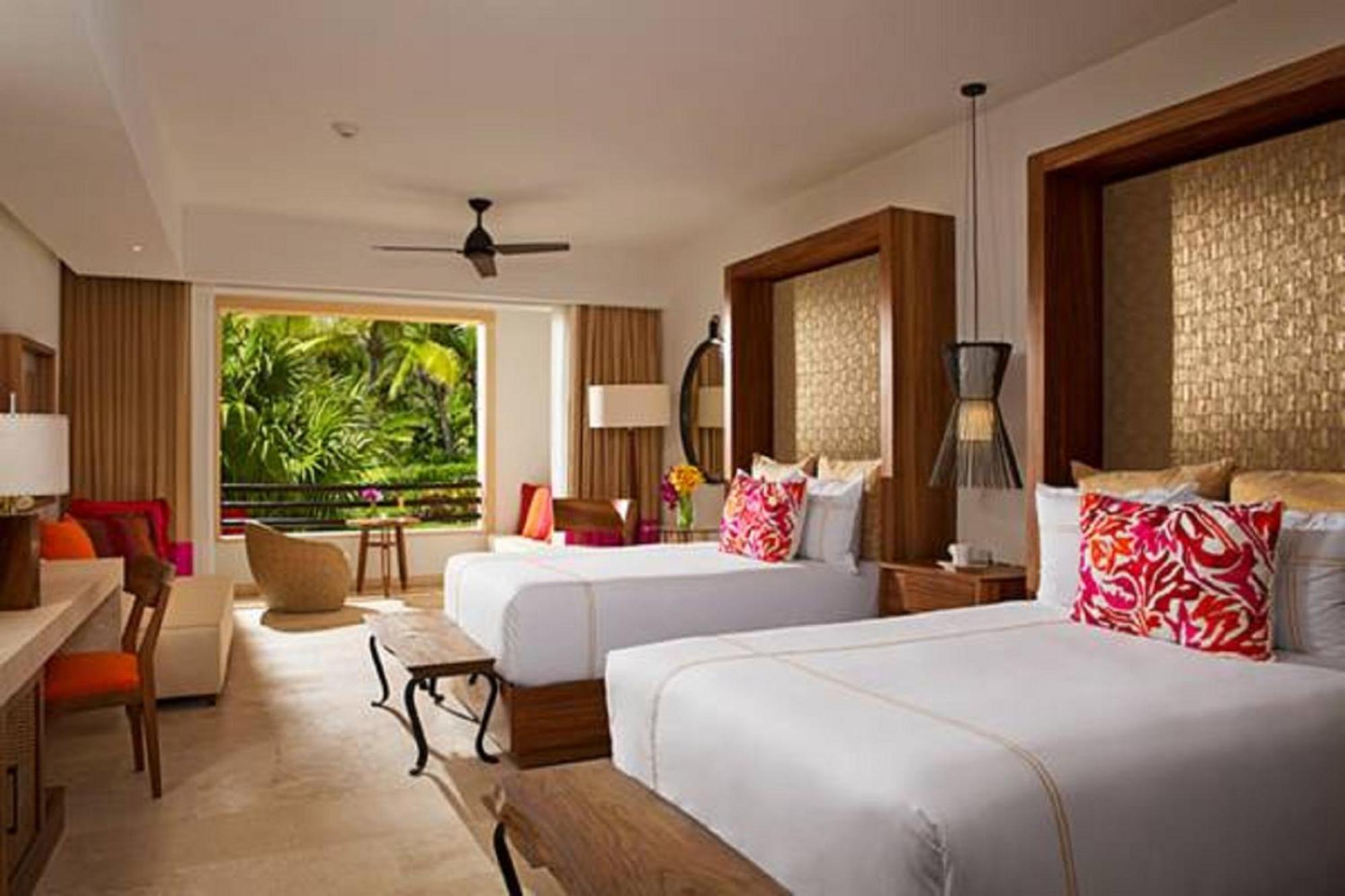 Junior Suite mit Doppelbett und tropischer Aussicht