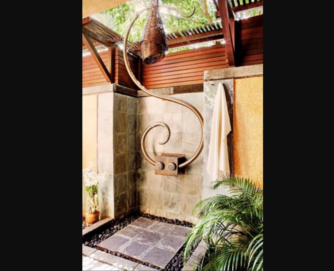 Suite in einer Villa mit Pool am Strand