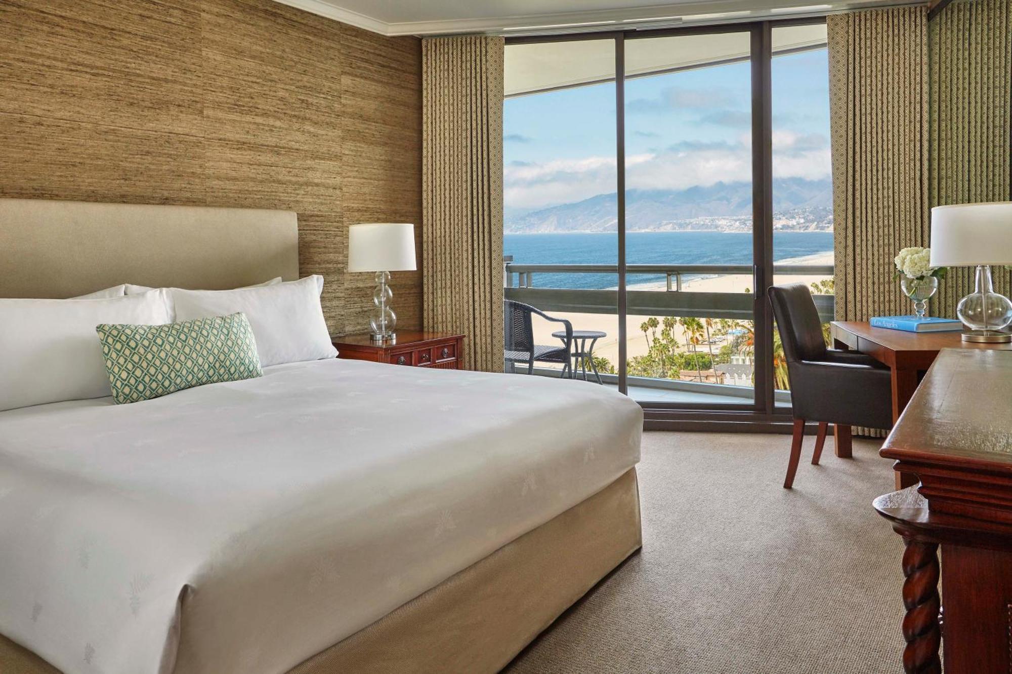 Deluxe Zimmer mit Kingsize-Bett mit Meerblick