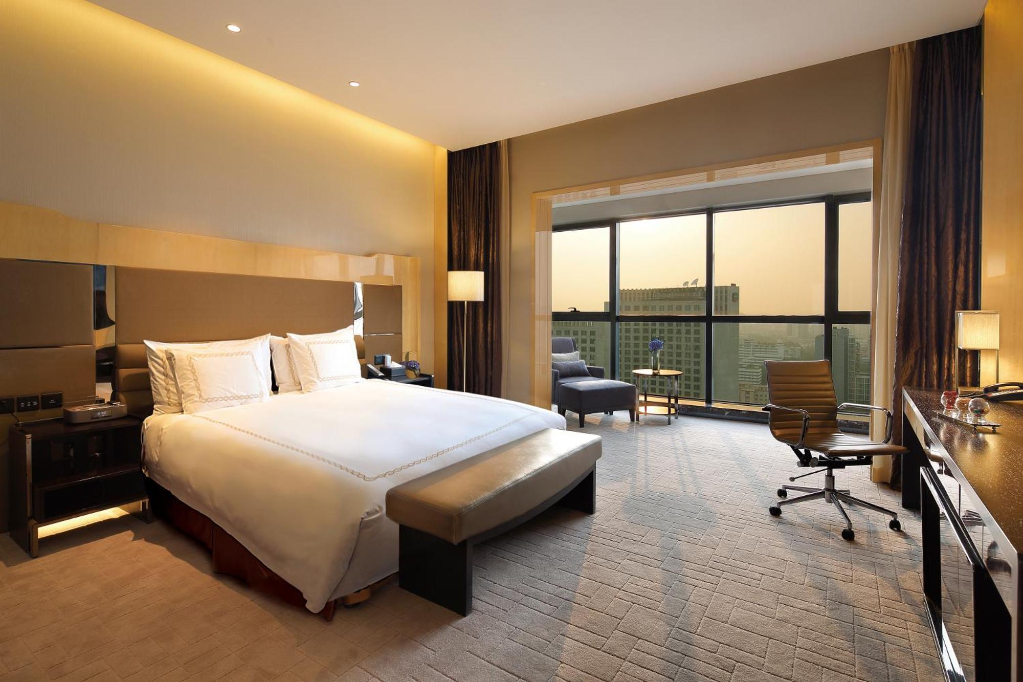 Premium Zimmer mit Kingsize-Bett und Blick auf die Stadt