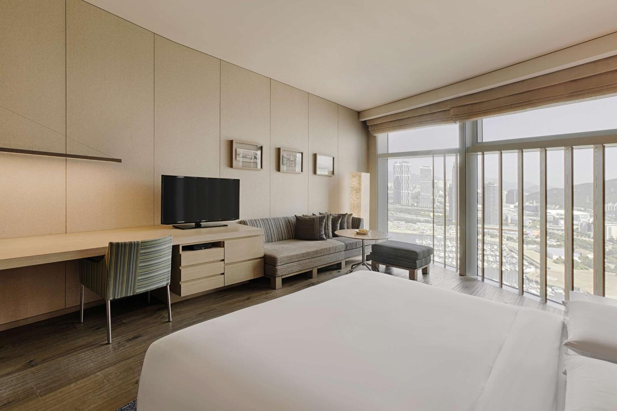 Zimmer mit Kingsize-Bett