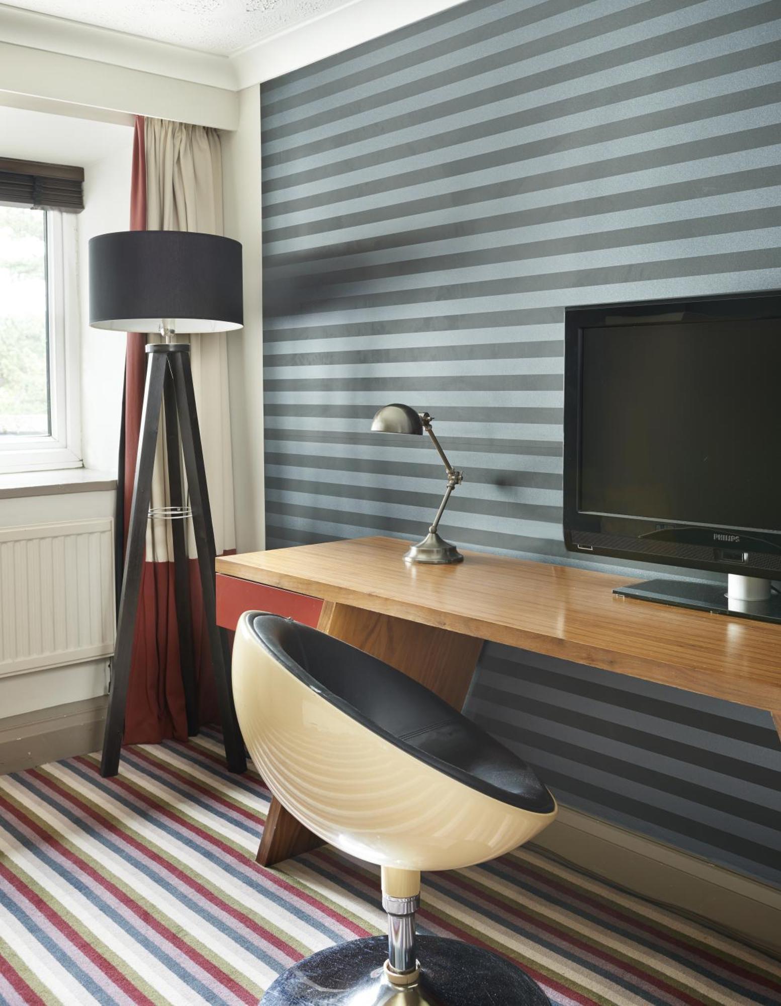 CLUB ROOM (FREE PARKING, GYM & POOL ACCESS)