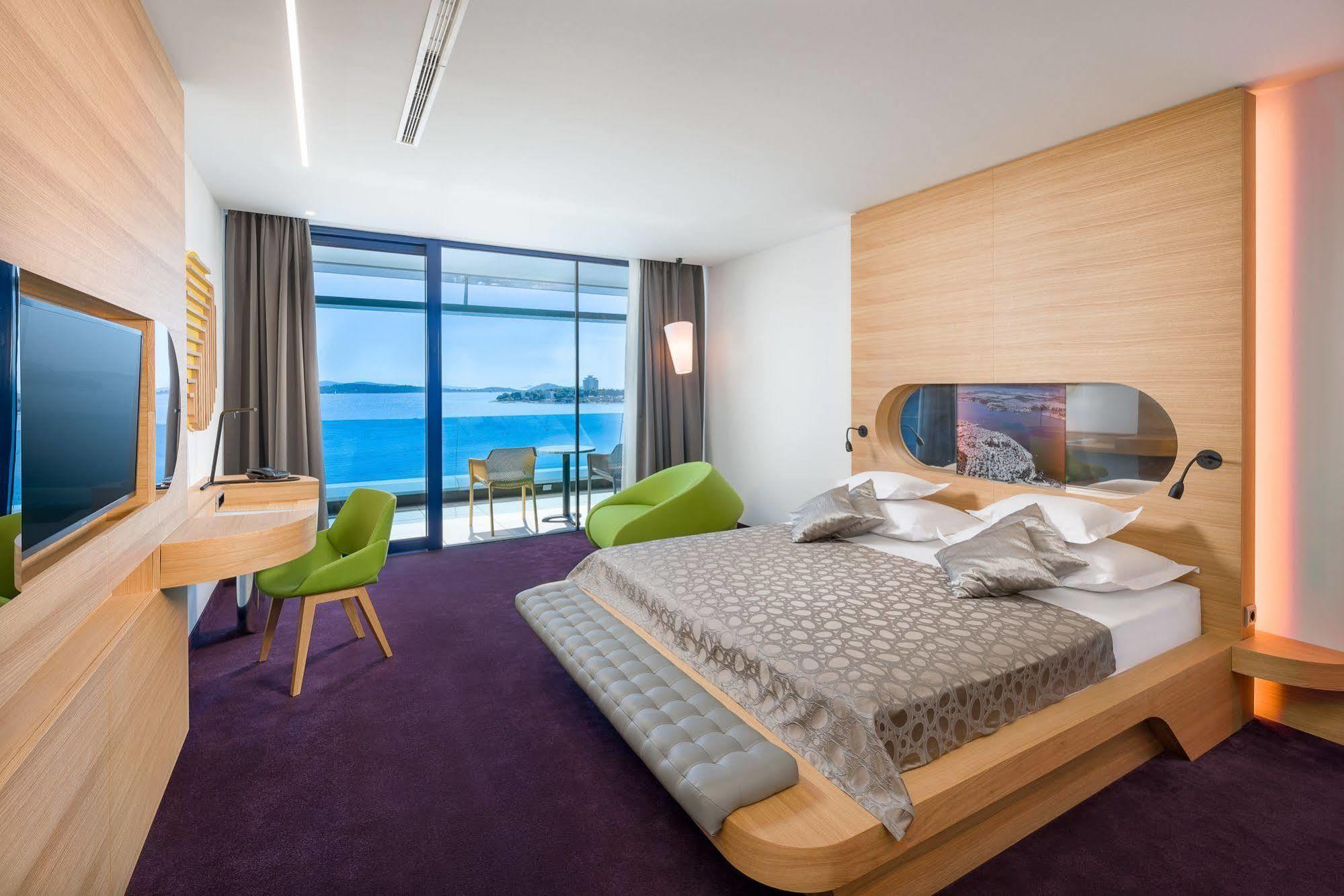 Deluxe Doppel-/Zweibettzimmer mit Balkon und Meerblick