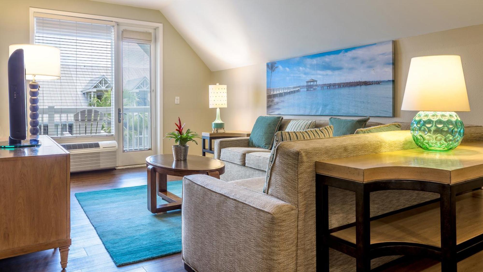 Suite mit 2 Schlafzimmern — ein Kingsize-Bett — Suite mit zwei Queensize-Betten und Poolblick