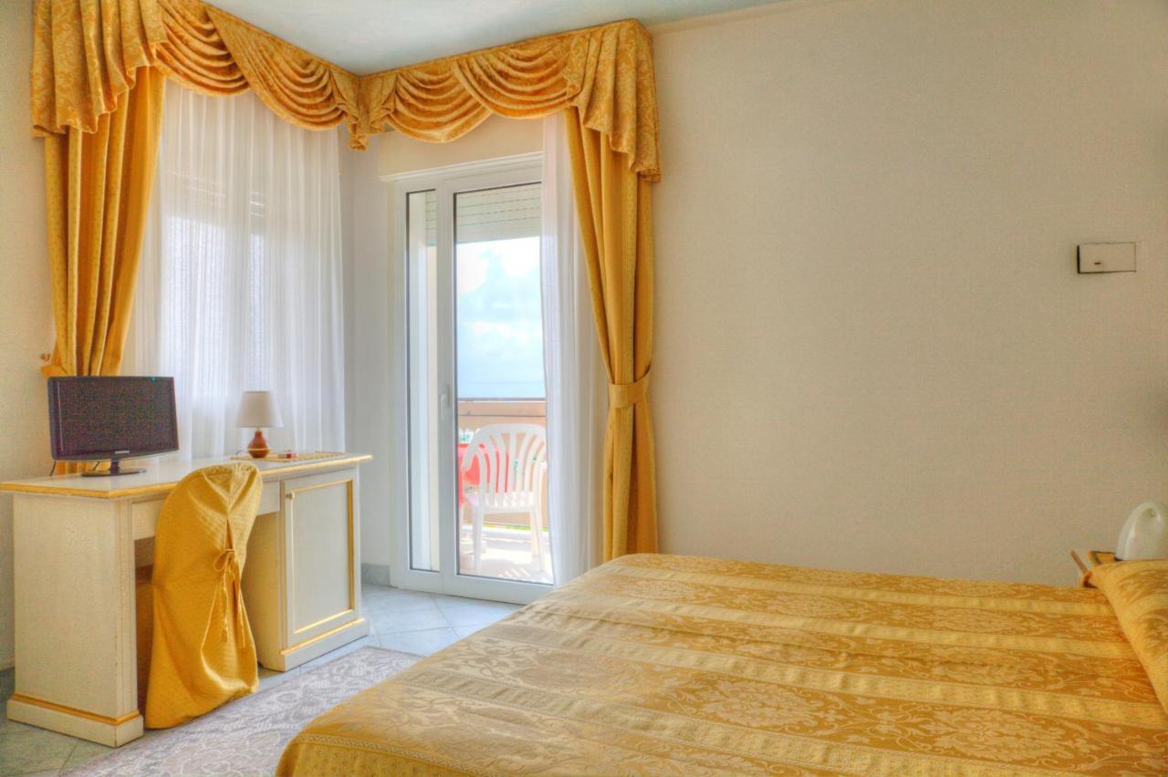 Doppelzimmer mit Balkon und Meerblick
