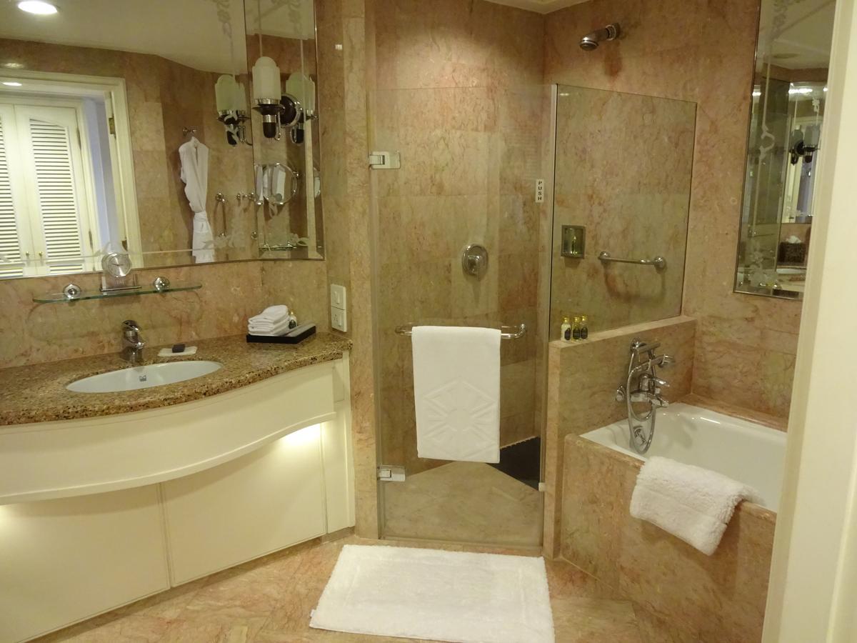 Deluxe mit Poolblick und Kingsize-Bett