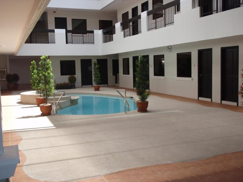 Zimmer mit Kingsize-Bett und Poolblick