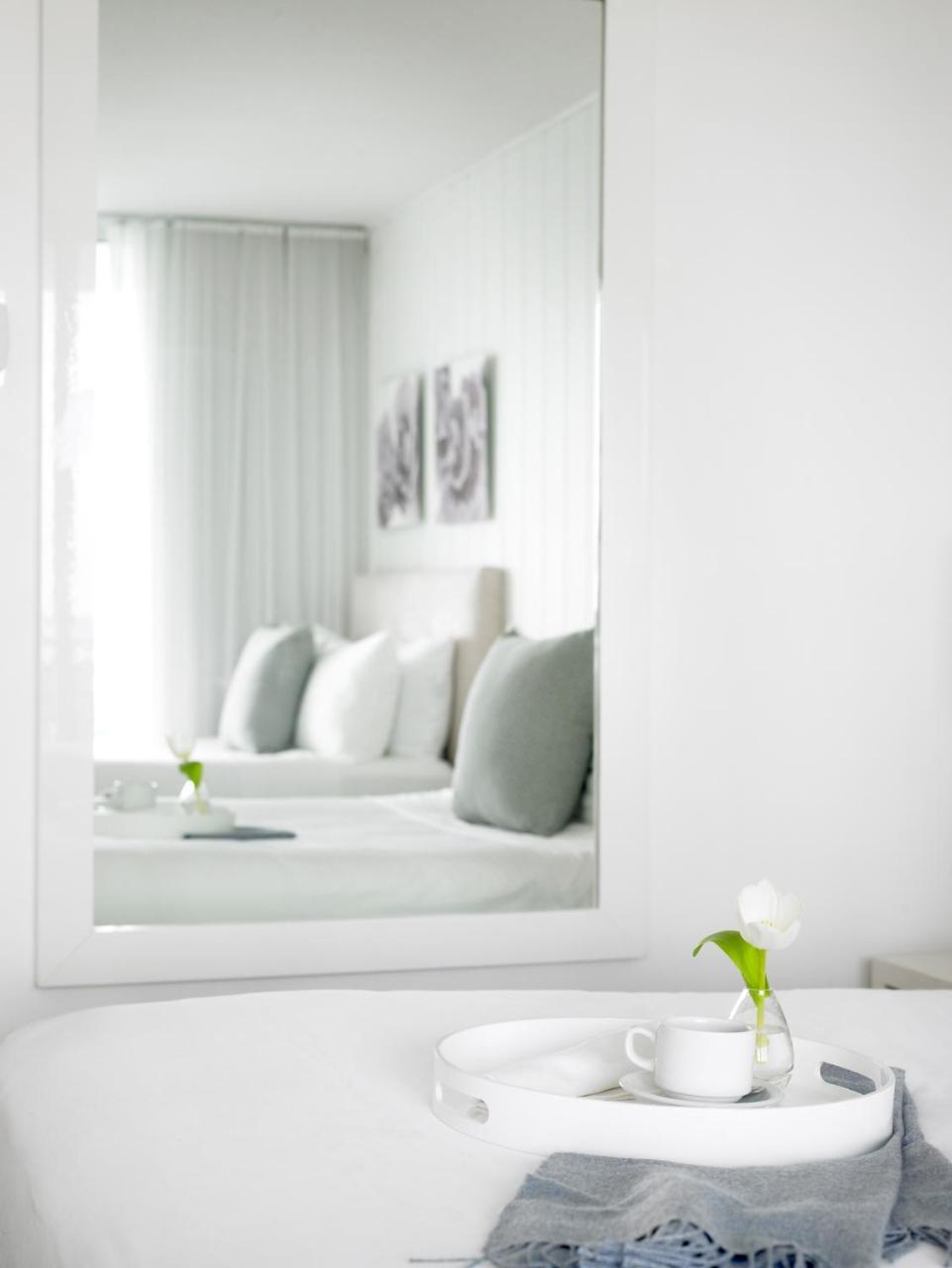 Zimmer mit 2 Doppelbetten und seitlichem Meerblick