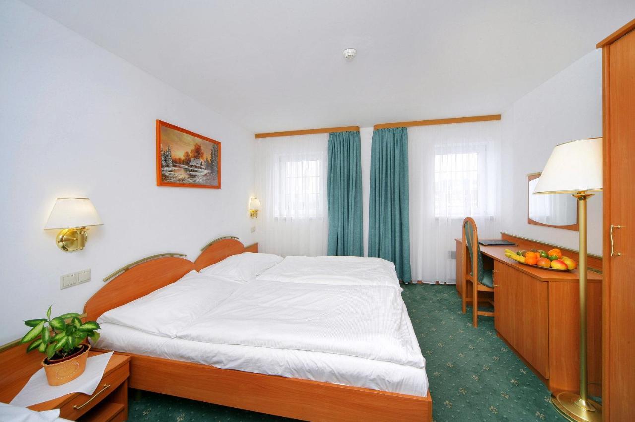 Doppel- oder Zweibettzimmer