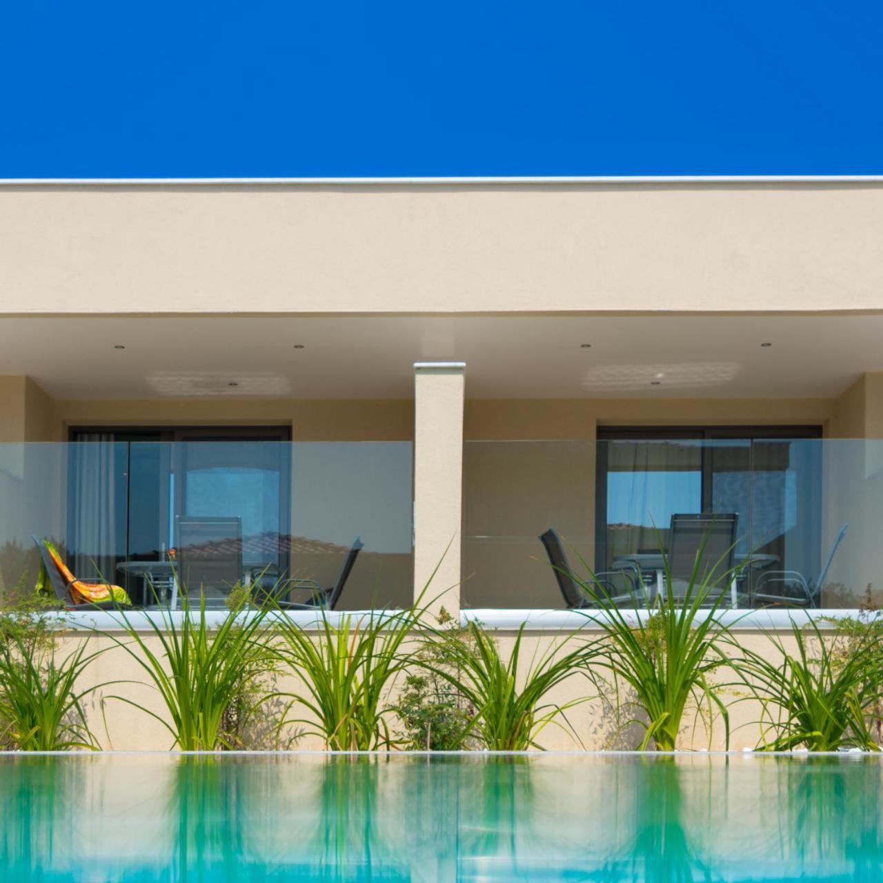 Deluxe Suite Notos