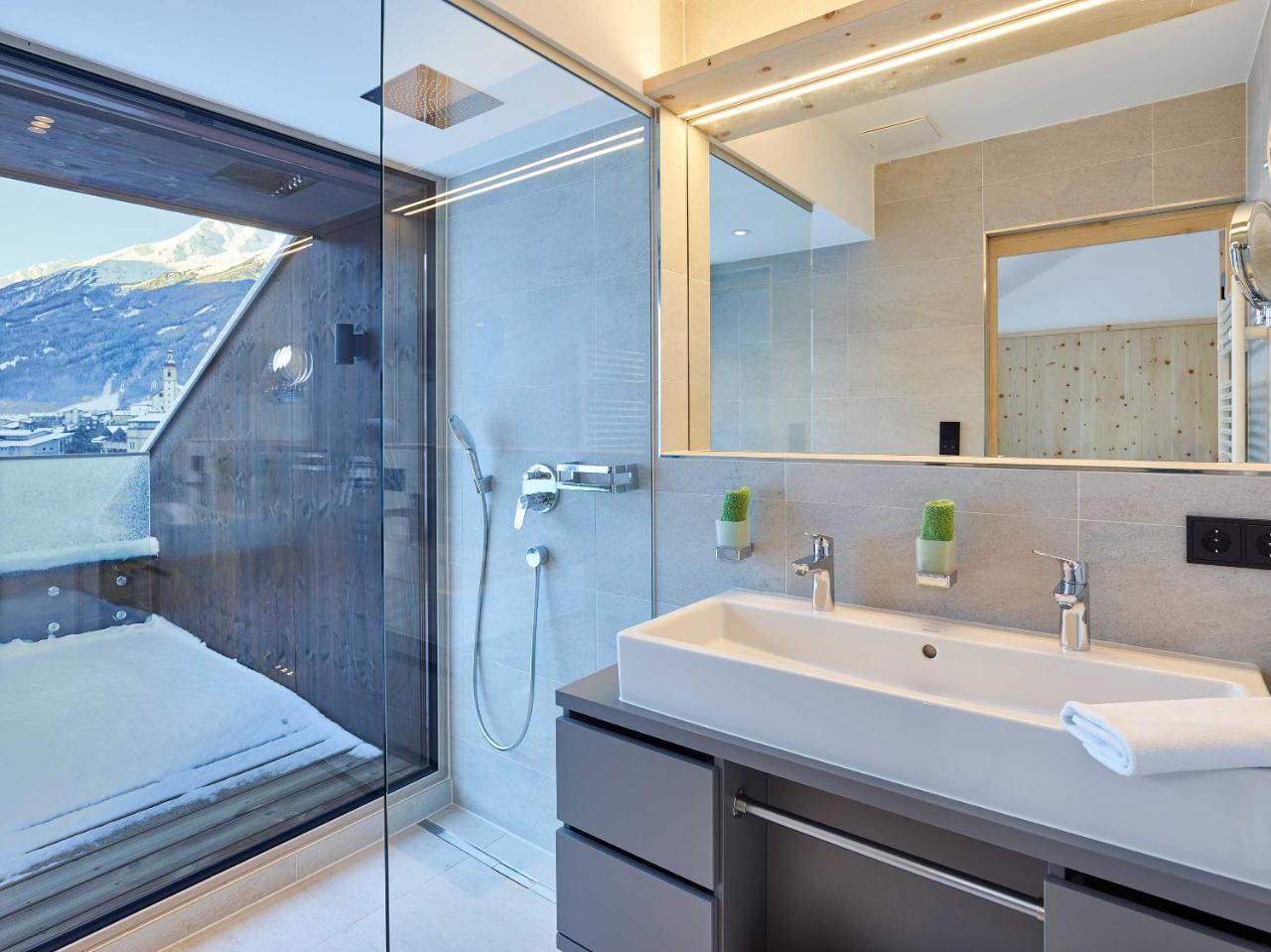 Deluxe Doppel-/Zweibettzimmer mit Balkon