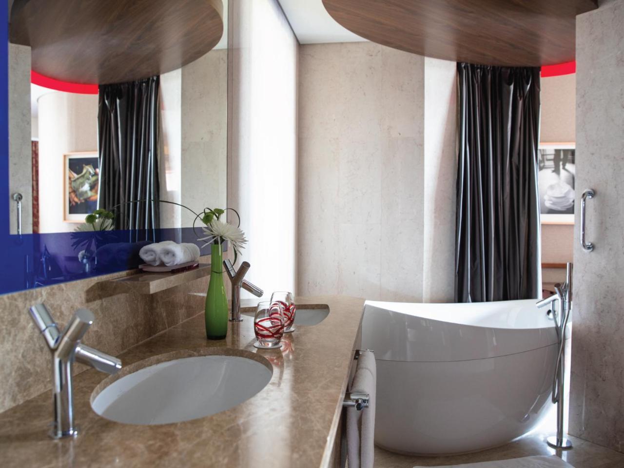 Deluxe Zimmer mit Kingsize-Bett und Stadtblick